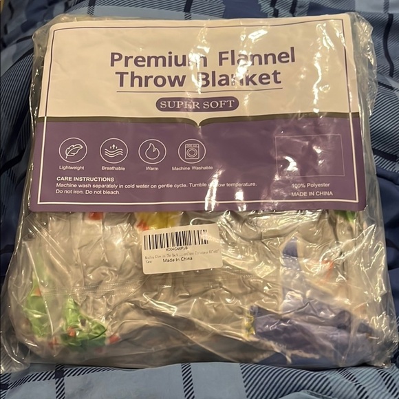 NWT glow in the dark dinosaur 🦕 premium flannel throw blanket - Picture 5 of 5